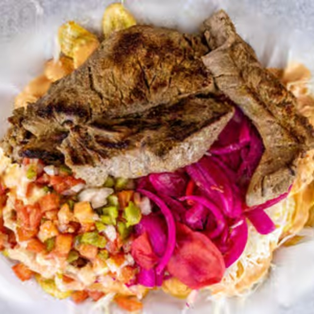 Carne Asada Con Tajadas.