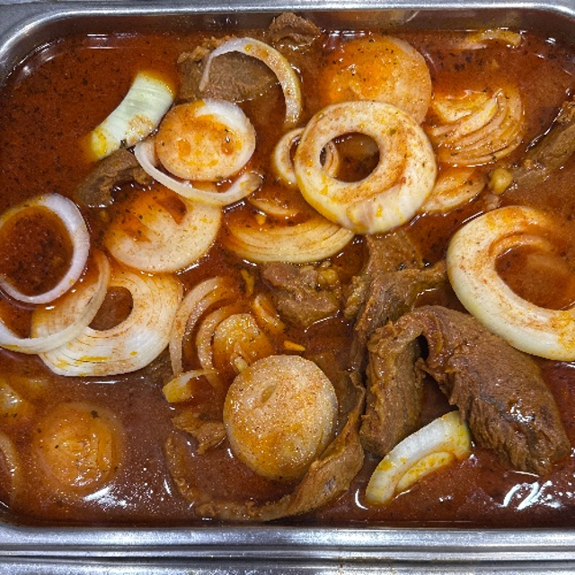 Bistec Encebollado / Onions Steak (Extra Stews).